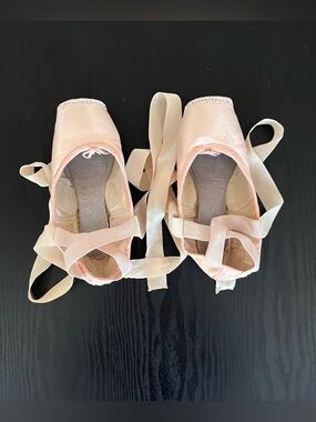 Suffolk Sheffield Pointe Shoes with Ribbons, Elastics, and Darning 4 1/2 XXN